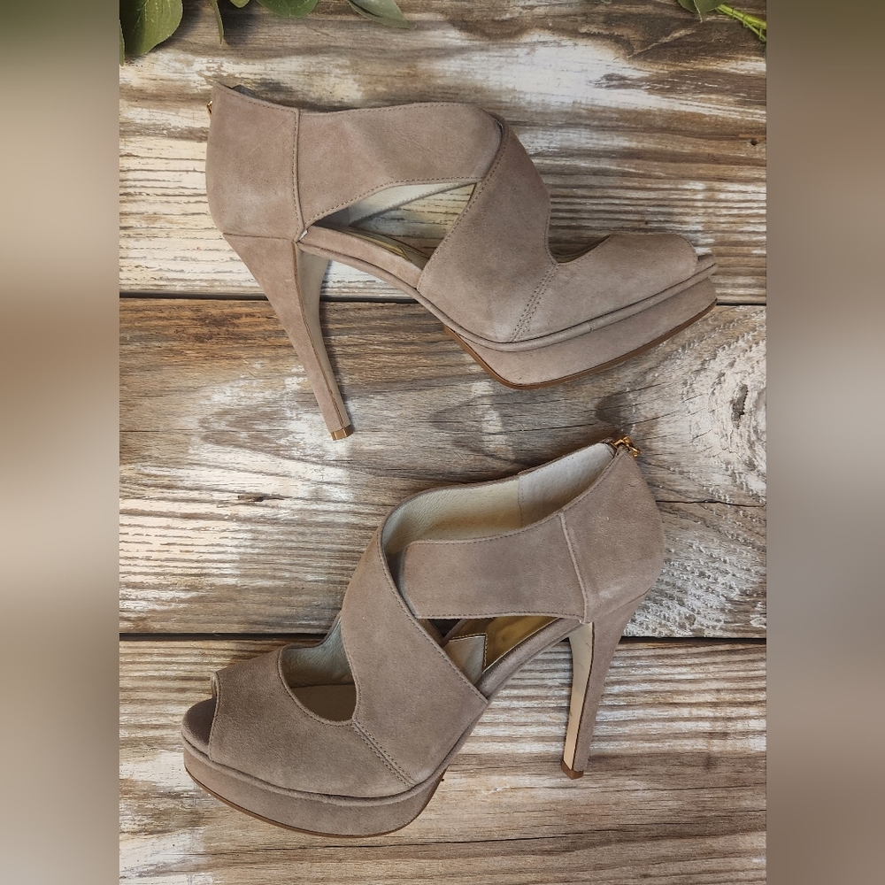 MICHAEL Michael Kors Elana Suede Cross Strap Platform Heels Nude/Taupe Size 7.5
